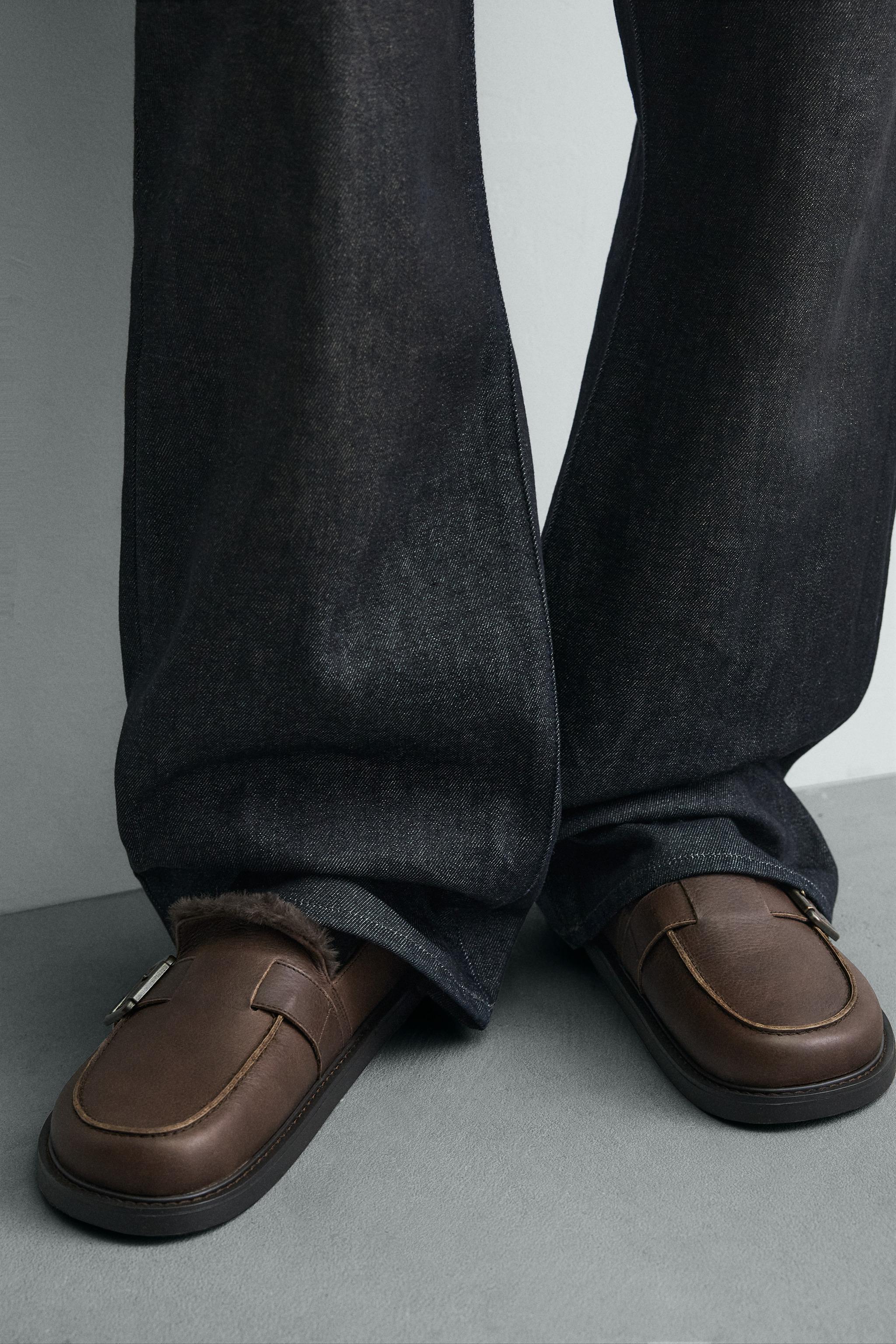 SABOTS EN CUIR À BOUCLE